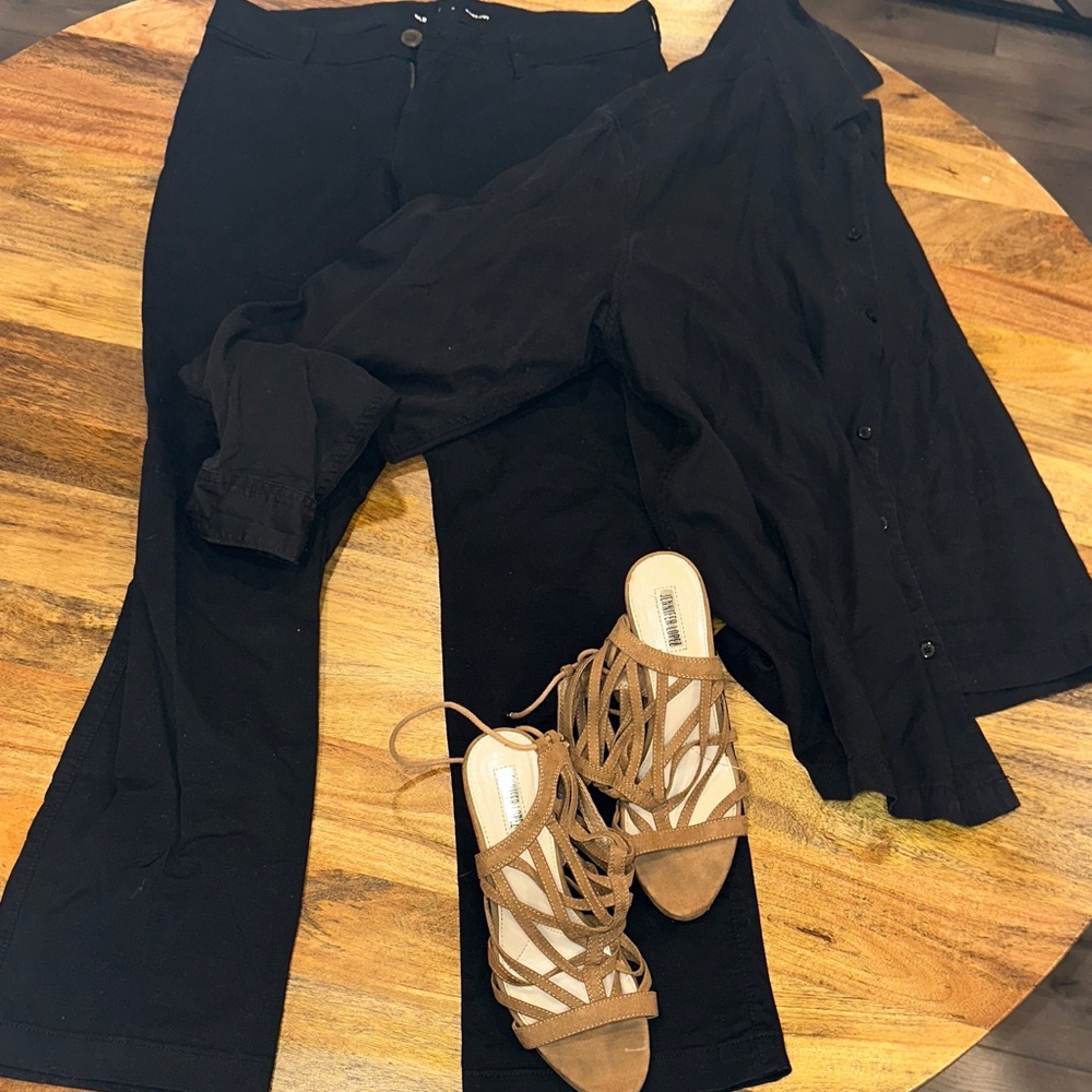 SUPER COMBO: Old Navy pants, oversized black shirt & Jennifer Lopez heels.